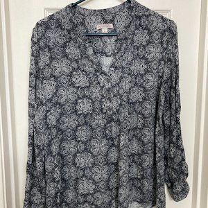 Established 1962 Black and White Paisley V-Neck